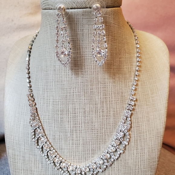 BNIB Gorgeous Rhinestone Jewelry Set - Picture 2 of 7